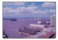 Representação digital de diapositivo com imagem de uma vista de Porto Alegre.