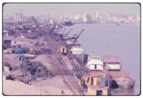 Representação digital de diapositivo com imagem de atracadouro às margens do Guaíba em Porto Alegre.