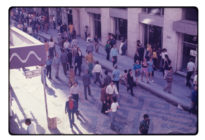 Representação digital de diapositivo com imagem da Rua dos Andradas, também conhecida como Rua da Praia, em Porto Alegre.